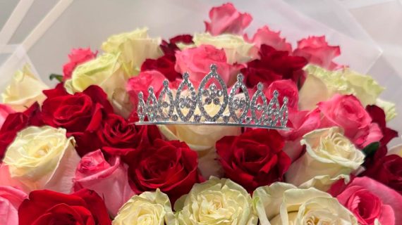 Wreath for bouquet of flowers